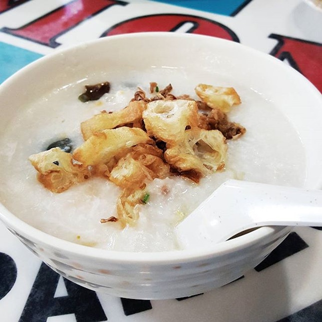 A bowl of piping hot porridge is the best comfort food on a hazy Monday morning 😌 #nomoremondayblues .