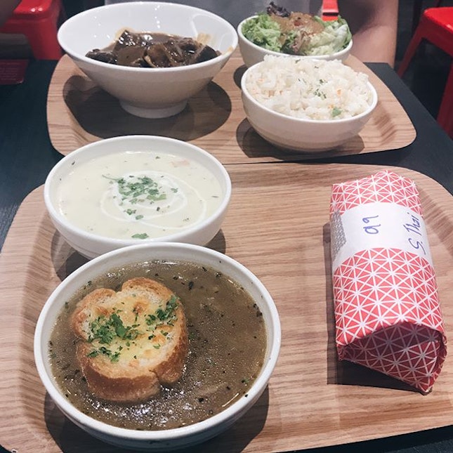 trying out new places ~~~ the french onion soup is sooo good i love the addition of the buttery and cheesy giant crouton :”) while clear and light, the flavors are still pretty distinct w loads of onion slices.