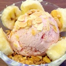 Strawberry icecream🍓🍦 with bananas and chopped nuts 🍧