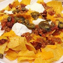 Nachos 😋: lots of tortilla chips, chili con corne, cheese, jalapeños n sour cream ALL DUNKED