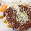 New Zealand ribeye : huge steak on mashed potato and veggies with porcini red wine 🐮