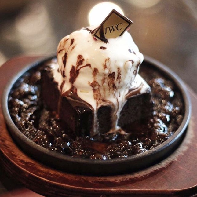 Sizzling Chocolate Cake
☻☻☻☻☻☻☻☻☻☻
Sinful things must share.