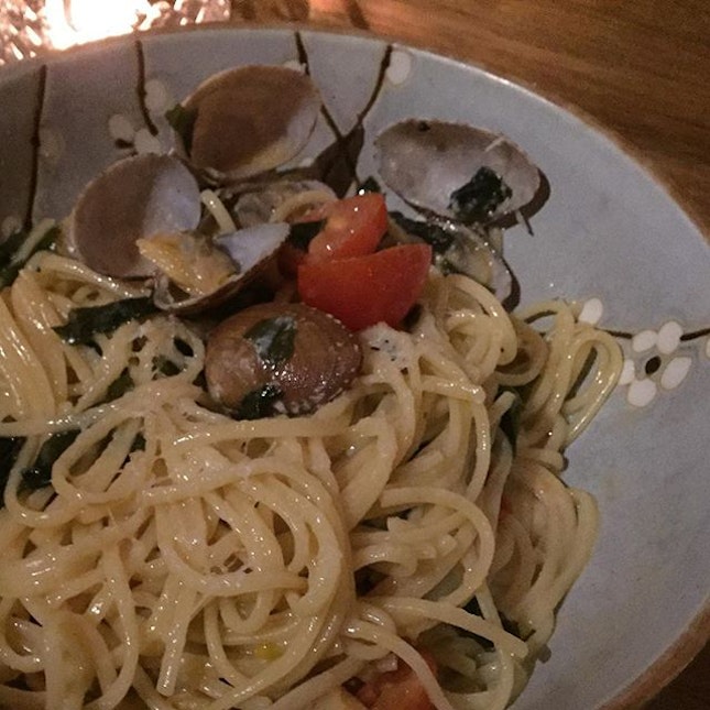 Linguine Alle Vongole ($26)
🍝
Accompanied by fennel pork sausage, brown clams, san marzano tomatoes, shellfish stock, herbs, seaweed butter, arbequina olive oil.