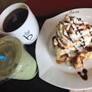 What great way to spend Saturday afternoon on dessert like Caramel Banana Waffle ($9.90) with Iced Green Tea Latte ($7.20) & Americano ($5)

#burpple