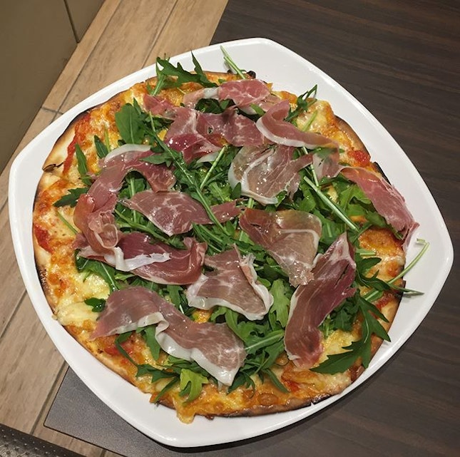 Parma Ham Arugula Pizza ($19.90)
🍕
Crispy thin crust with tangy tomato sauce base, topped with mozzarella with slices of parma ham and fresh arugula
🍕
I really enjoyed this thin crust pizza made crispy exactly how I like it to be.