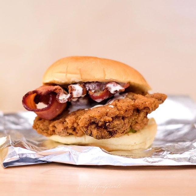 [Newly Opened] Spicy Chicken Burger with Bacon (US$10.89 = S$15.20).