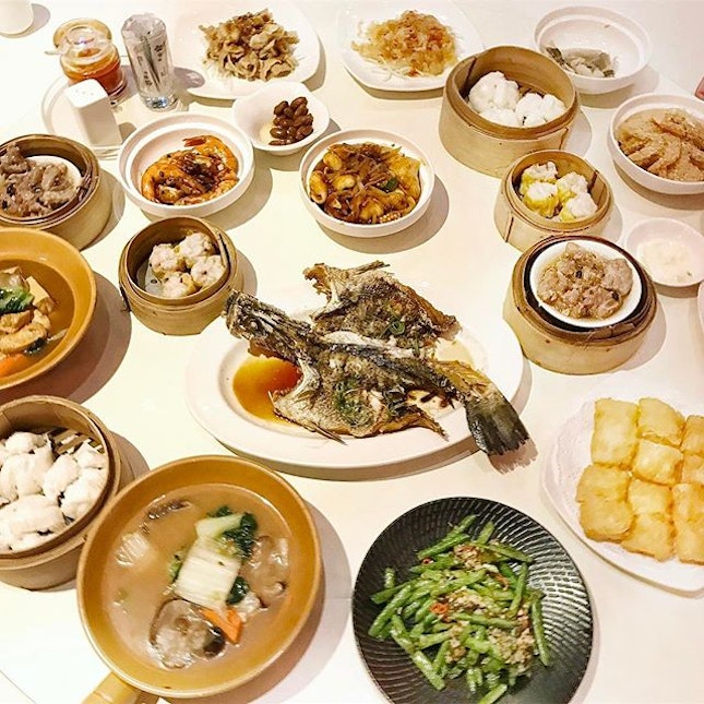 This, plus chilli crab with mantou, a bowl of shark's fin (which was only middling), and smoked duck wrapped in a chewy, thin pancake skin is part of the ala-carte buffet lineup at $36.80++ per pax) on weeknights.