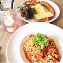 Read more in Ultimate Brunch Guide Singapore edition (#linkinbio)

HangOut Big Breakfast ($16.90) and Craby meat Pasta ($15.90)