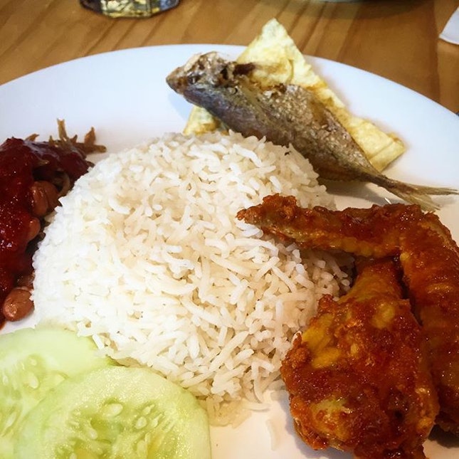 The difference between the Nasi Lemaks in SG comes down to the rice and the sambal.