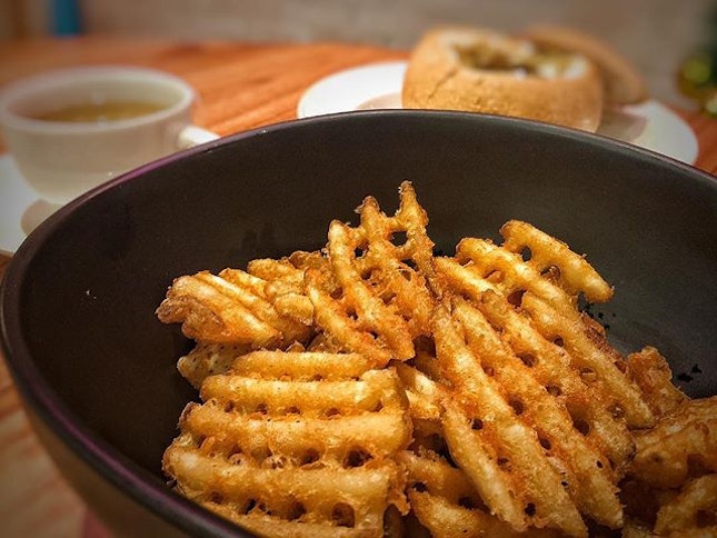 Hot and Yummy Cross Cut Fries served with Free WiFi at only S$2 Nett!