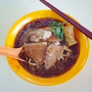 #runtoeat to this popular lor mee with lots of ingredients (wuxiang, slices of pork, egg and fish cakes).