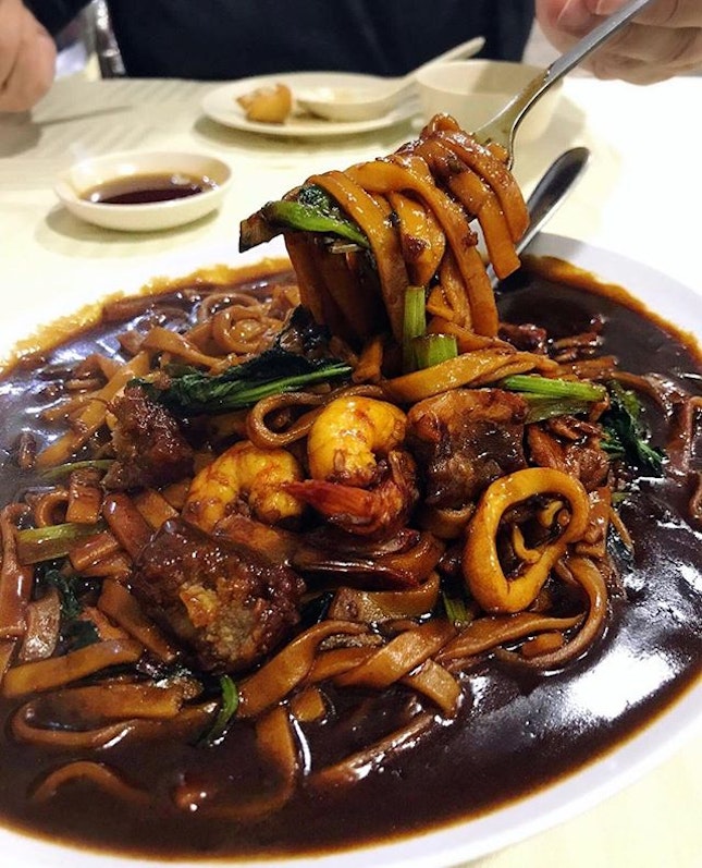 If you too like that black Hokkien mee with that intense dark sauce and thick noodles, you should try this.