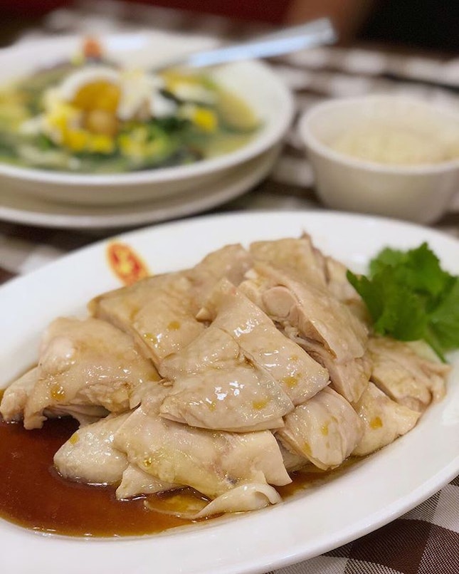 Craving for chicken rice brought us back to BTK for some smooth tender chicken with power chilli.