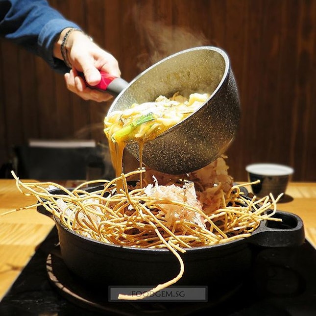 Deep Fried Soba with savoury spicy seafood sauce.