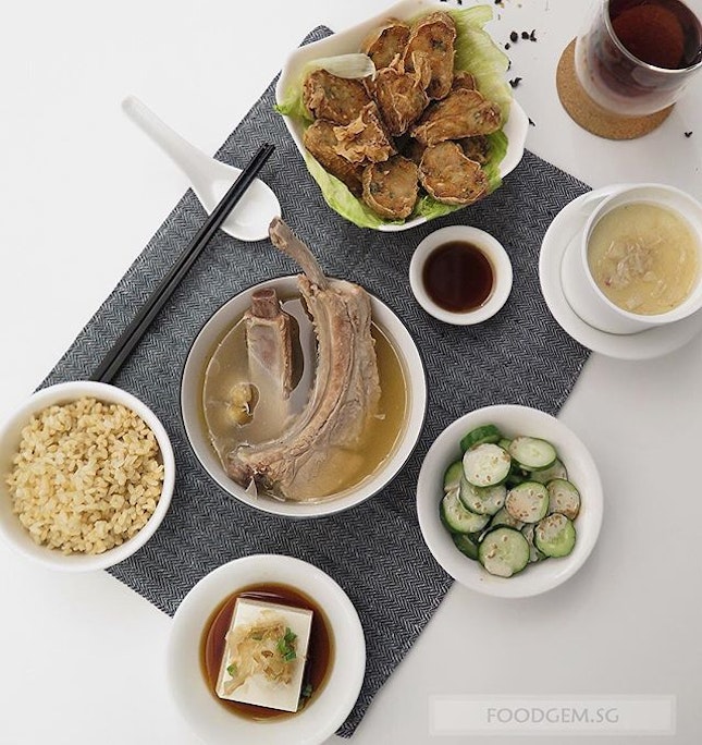 Probably the one and only bak kut teh restaurant in Singapore with latest restaurant technology where you can order, eat and make payment seamlessly with your mobile device.