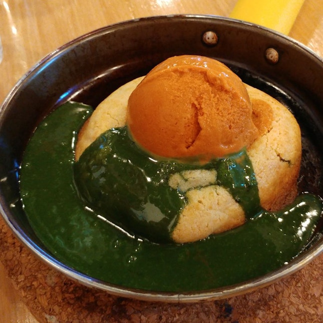 Matcha Lava Cookie topped with Thai Tea icecream