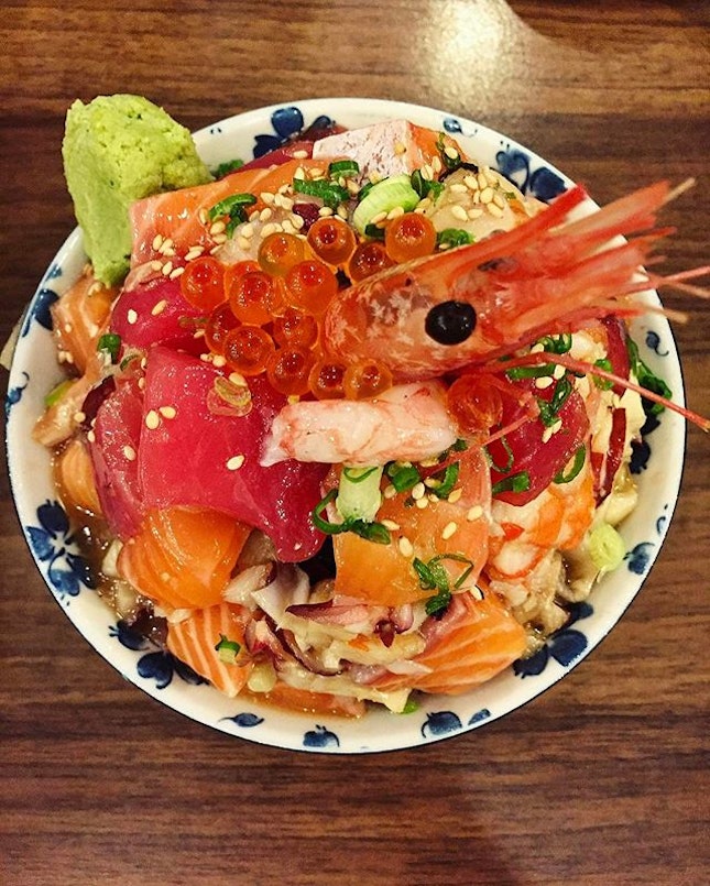 Sushiro - Premium Bara-Chirashi Don (💵S$24.80) Salmon, Tuna, Scallops, Hamachi, cooked Tako (octopus) & a Butterflied Prawn on a Mountain of Sushi Rice.