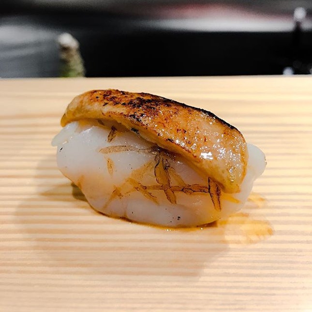 Southpaw Bar & Sushi - Omakase Take (💵S$98) - HOSTED TASTING - Hotate 海扇, Aburi Scallop with Foie Gras Nigiri Sushi 🍣
•
ACAMASEATS & GTK💮: Hotate 海扇 Scallop was first Aburi-ed then Chef Kenny top it with a slab of thick Foie Gras before Melting it with a torch.