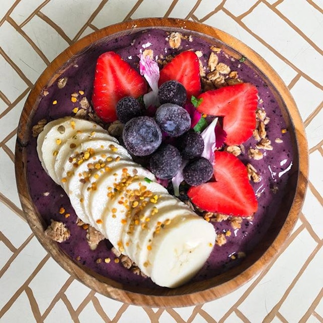 Sea Circus Cafe @seacircus - Breakfast - Açai Bowl (💵95,000 Rupiah/S$9.50) Frozen Açai berries blended with banana, blueberries, mango & coconut water topped with cinnamon & raisin granola, berries and bee pollen.