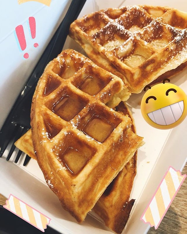 Viscous liquid gold batter turned into an even better grade grid waffels 😙🥞 Still as good as I remembered it 2 🐝🍯🍯 The honey was also not overly sweet 💛 Waffle with honey (SGD 5) 💵 #buttermybuns #buttermybunssg #waffles  #waffleswithhoney #honeywaffle