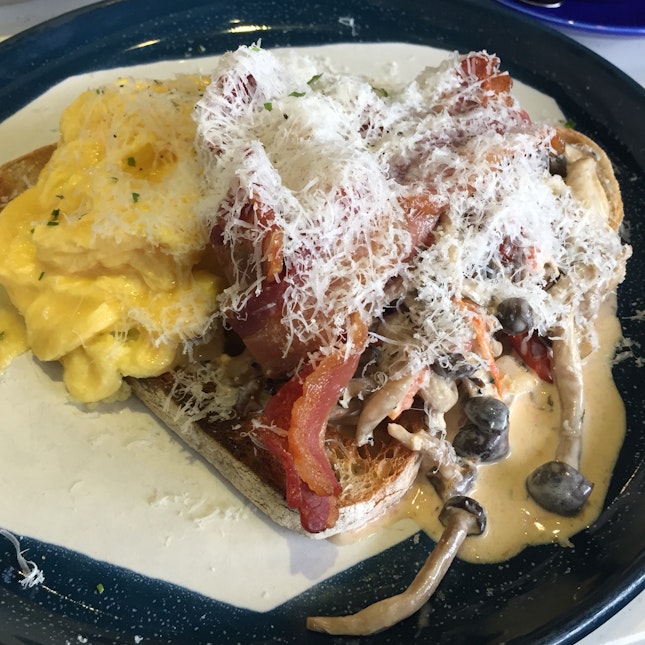 Mushrooms on Sourdough Toast with Scrambled Eggs & Bacon ($20++)