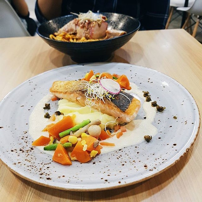Pan-Seared pink Norwegian salmon 
Served with mashed potatoes & tuna capers cream sauce 🍽 
Presentation is good but taste so-so 🙁
#sgfood #burpple #vsco #throwback