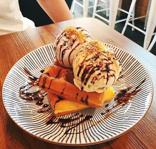 Waffles with blue hokkaido & baileys w/brownie ice cream 💙💙💙 perfect on this hot Sunday ☀️ #theotterstoast #bedokreservoir #sgeastsiders #Bedok