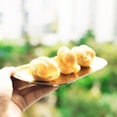 Generously filled D24 fresh durian puree in a soft compact puff is just pure yums!