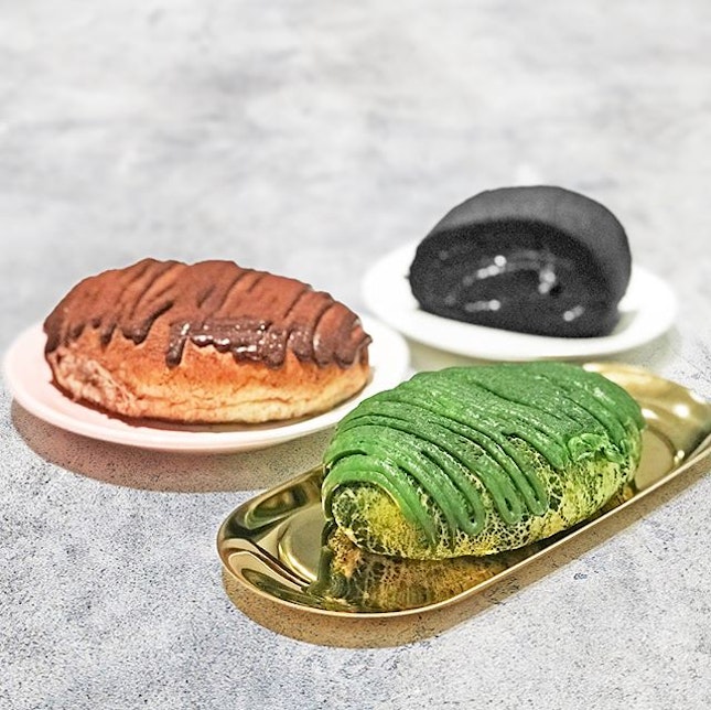 Dirty Matcha Bun, Dirty Cocoa Bun [S$4.50/2pcs]
Black Pearl Charcoal Roll [S$2.00]
・
Here’s another version of dirty buns by @prooferboulangerie, which are filled with buttermilk instead of cream.