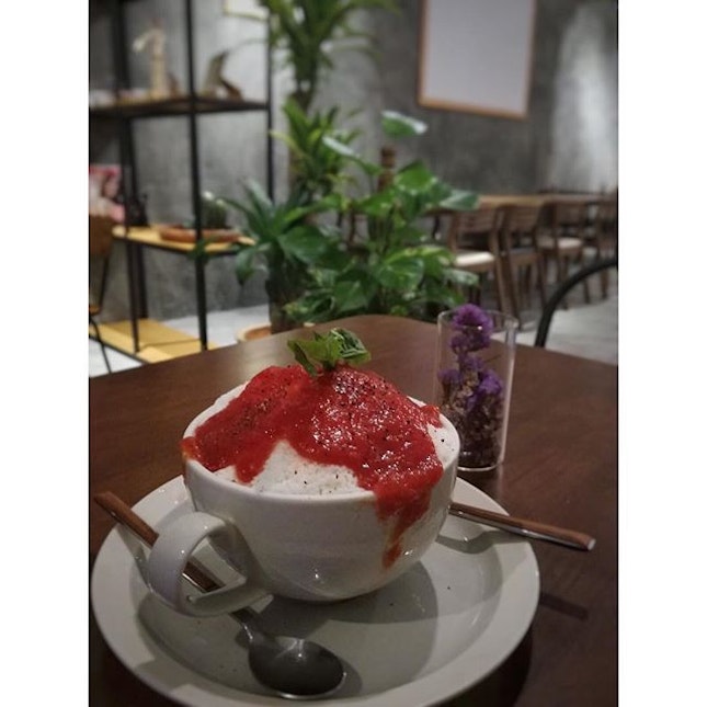 Tomato bingsu | Never a fan of tomatoes, but this fresh milk shaved ice topped with slightly sweetened tomato purée and pepper won my tastebuds 😍
#burpple