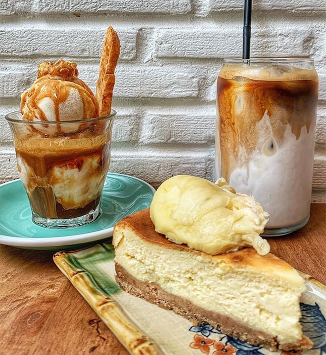 Salted Caramel Popcorn Affogato & Durian Cheesecake
:
:
#thailand #th #thai #bangkok #bkk #thaifood #food #foodie #foodies #burpple #foodporn #instafood #gourmet #foodstagram #yummy #yum #foodphotography #coffeetime #coffee #break #affogato #saltedcaramel #popcorn #durian #cheesecake #ekkamaimacchiato