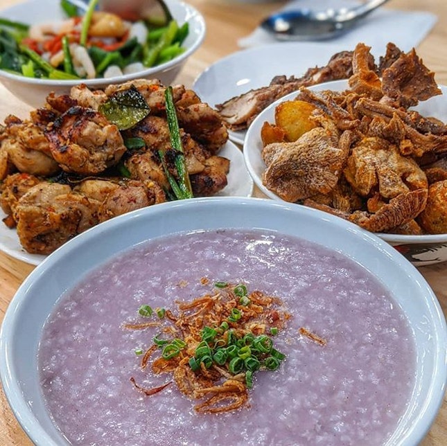 Sweet Potato Congee With Burnt Chilli Chicken, Oyster Mushrooms & Smashed Potatoes @ The Salted Plum
:
:
#singapore #sg #igsg #sgig #sgfood #sgfoodies #food #foodie #foodies #burpple #burpplesg #foodporn #foodpornsg #instafood #gourmet #foodstagram #yummy #yum #foodphotography #nofilterneeded #lunch #weekend #suntec #taiwanesefood #congee #sweetpotato #chicken #mushrooms #potatoes