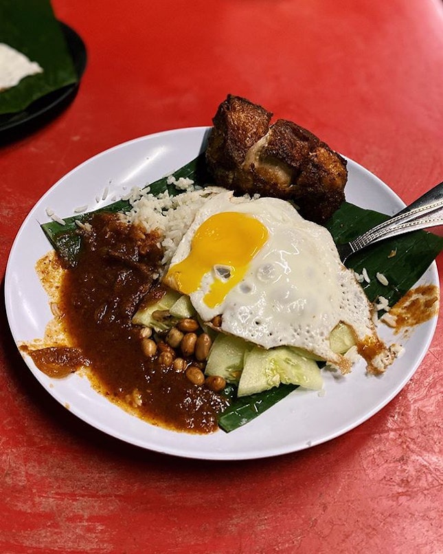 Ain’t gona choose a team for the best nasi lemak out there; as long as there’s good nasi lemak for supper around the corner, makan je 🤪 no complains, can’t be fussy •

Sambal’s more towards the sweeter than spicier note (to me at least) •

#nasilemakbumbung #seapark #supper #nasilemak #malaysiandelights #burpple #burpplekl #eatnowkl #tummytalk