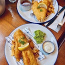 Been around for many decades in the UK, a staple amongst the Brits for aeons, serving from sea to plate, and now a piece of their traditional meal brought closer to us •

One of few promising - “cod or haddock can do BATTER” along with thick double cooked chips & mashed peas or bowl of gravy 🐟🍟 A few appetizers to start of with and not to pass; absolute thirst quenching Signature Lemonade •

Depending on one’s preference, (imo) the cod is somewhat lighter in texture with a lower fat content whereas the haddock has a thicker - lean meat texture.