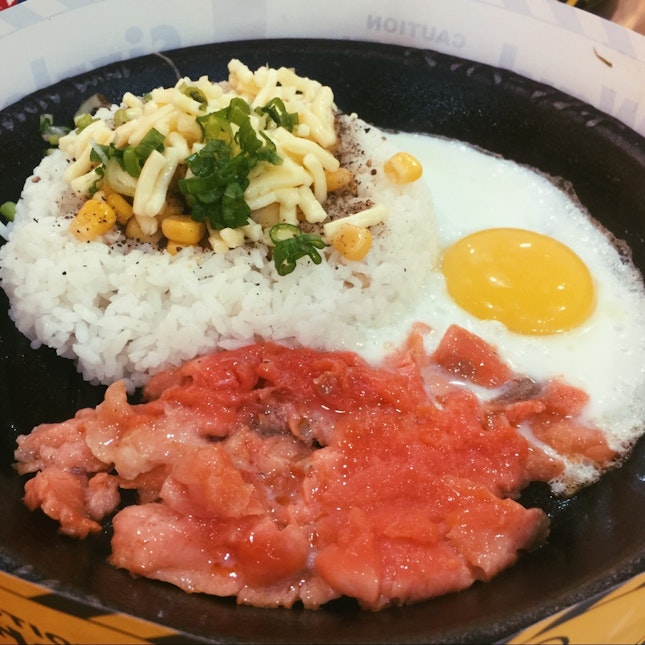 Smoked Salmon Pepper Rice w/ Egg (RM24)
