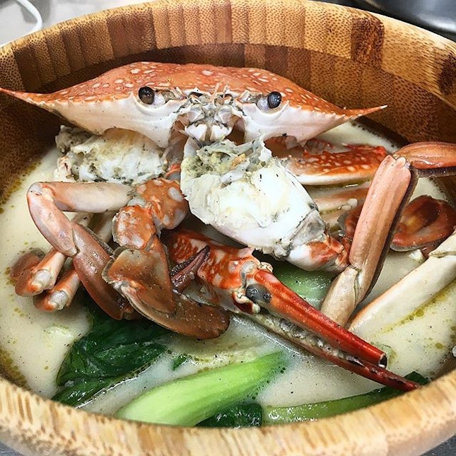 Throwback to my attempt at crab bee hoon soup with flower crabs 🦀.