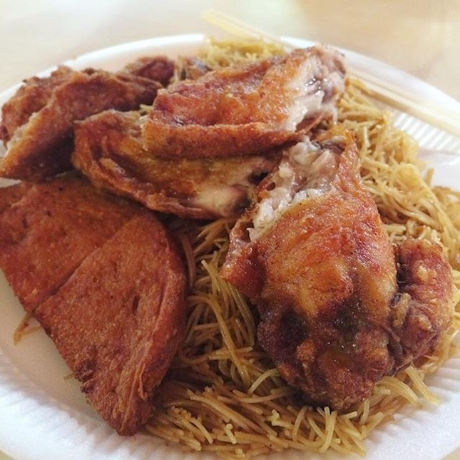 These juicy and freshly fried chicken wings from this nondescript  looking stall (Fried Bee Hoon 炎 #01-09) are soooo good!