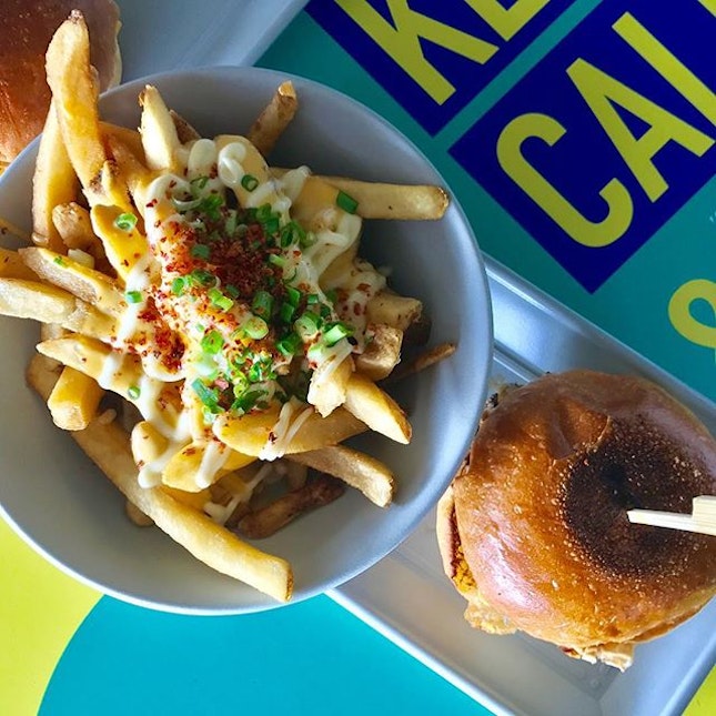 Yay for good burgers and fries in the easttt :D #burpple #burpplesg #burgernomics #pasirrishawkercentre #roastedpotatopiggiessummeredition #tslmakan #stfoodtrending #sgfood #sghawkers #sgfoodie #exploresingapore #onthetable #whati8today #burgers #fries #igsg
