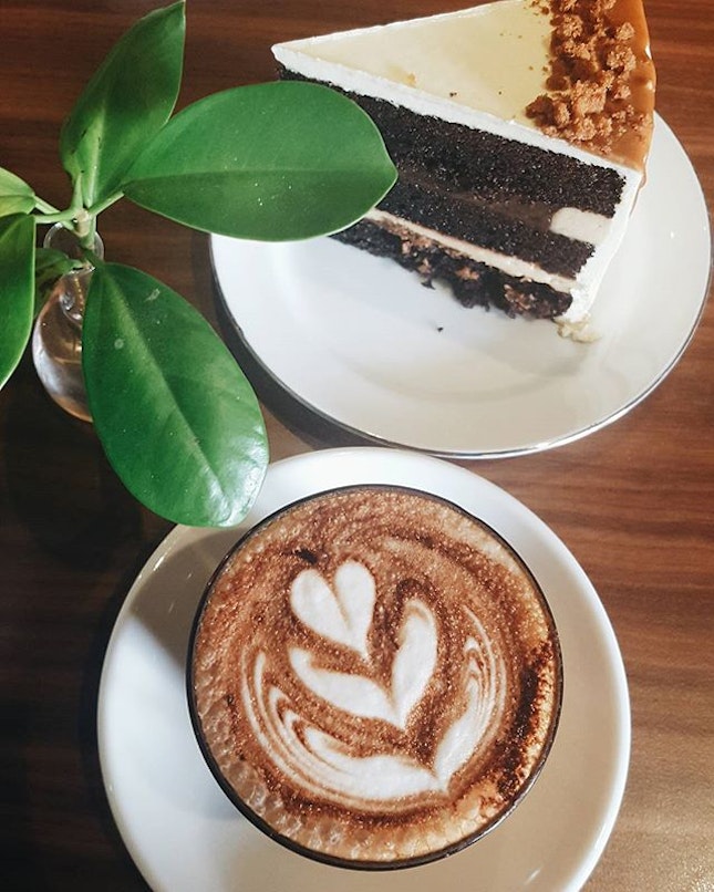 早安 MORNING 🌞 How about a cake and good coffee to chase away monday blues?