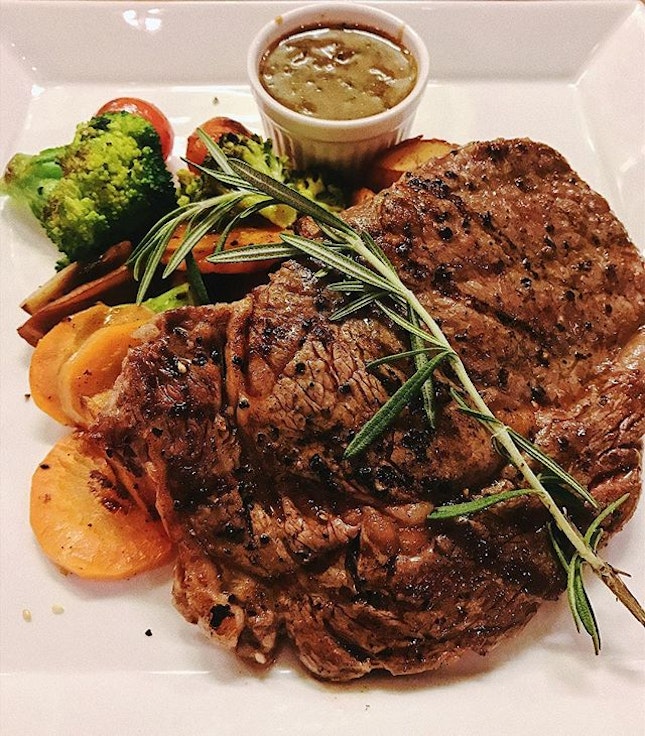 SINGAPORE
This is Rib-eye Steak from Kaw Kaw, featuring 200-220grams of 150 days grain fed meat, with sautéed butter vegetable and roasted potatoes.