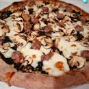 The truffle smell of this Norcina pizza is amazing!