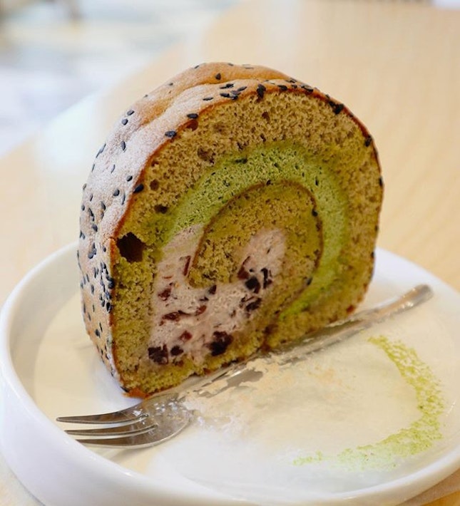 Bliss is having this Matcha Red Bean Roll Cake at @maribakeshop.