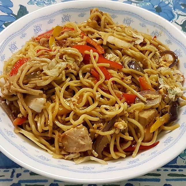 Fried Ramen with Chicken and Bell Peppers