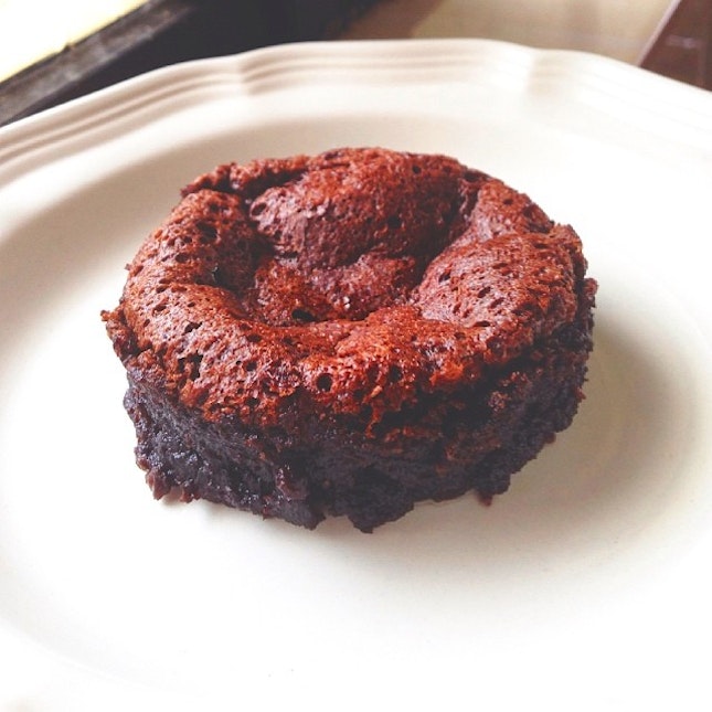 The simplest chocolate cake I ever made...and it's flourless!