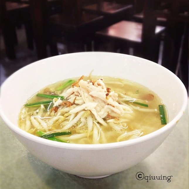 Ipoh hor fun soup with bean sprouts and chicken. 