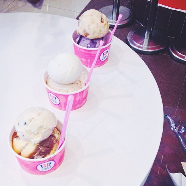 It's pink day at #baskinrobbins which means buy 1 scoop and get a junior scoop free!