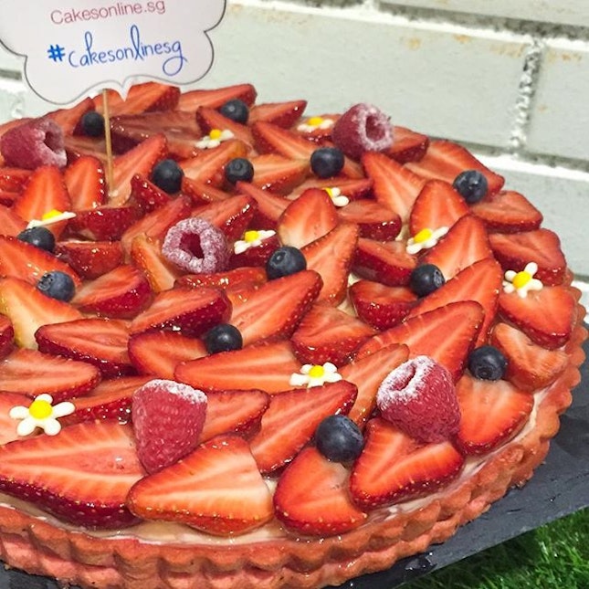 The red hue of this berries tart is all natural!