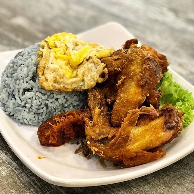 Chicken Wings and Butterfly pea Rice 🔻(Penang kitchen @ntuc_foodfare)Guess the trend now is blue color rice.