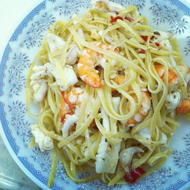 Homemade seafood aglio olio. ❥
