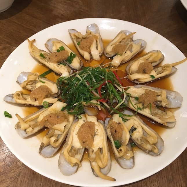 Steamed Duotou Clams in Minced Garlic ($19.80)